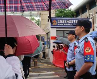 考生左脚受伤行动不便，邱建军先锋队及时护送