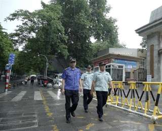 高考首日，武昌城管冒雨护考