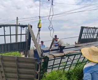 玉米丰收“黄金季”，挂车侧翻“添堵”！长航武汉公安民警紧急处置