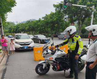 考生开考前发现身份证拿错了，江夏交警8分钟“冲刺”送达