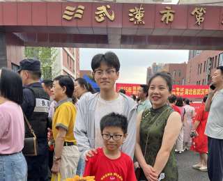 蹦起来，为哥哥高考加油！ 9岁萌娃高举向日葵为哥哥送考