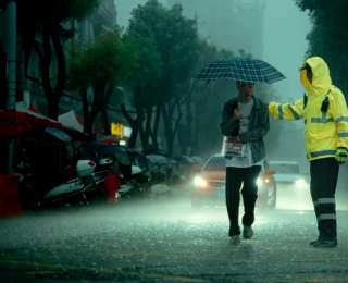 武汉新洲：暴雨突降，民警为高考考生护航！