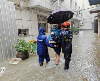 暴雨来袭老人家中积水，消防员出动橡皮艇营救被困群众