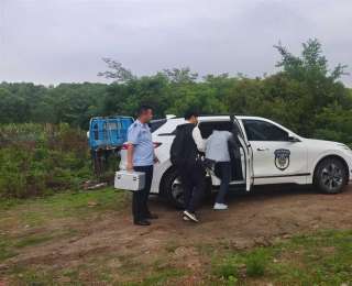 退役军人护送主动护送两名考生，后备箱里暖心备上了矿泉水和药箱