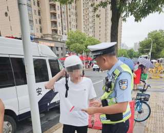 粗心考生遗失考试证件，警民联手“完璧归赵”