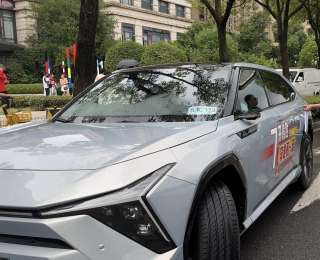 爱心送考车满载温情启程，家长点赞：太贴心