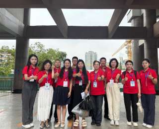 95后老师首次送考，她定制书签送学生，一句道歉赢信任