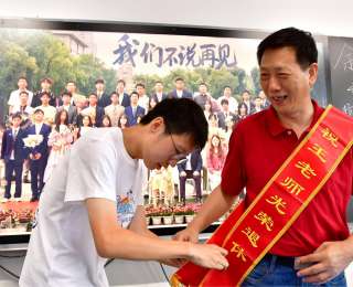 执教42年最后一次送考，他和学生约好考完来场篮球赛