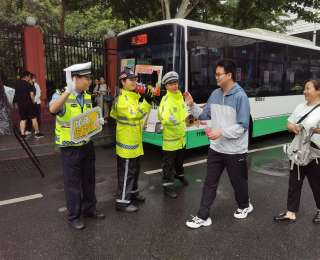 武汉江岸：985博士、211硕士交警给考生加油，还喊来了211公交车