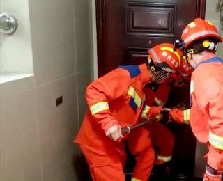智能门锁突发故障，一高考考生被困家中无法出门，消防员火速上门开锁