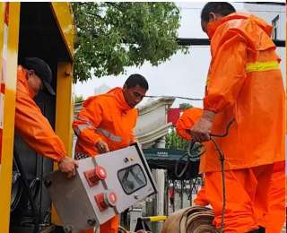 新洲城管联合环卫突击队抢排积水，保障近200名高考学子顺利走进考场