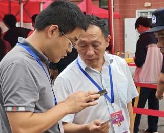 高考考场外老师捡到身份证，武汉青山民警1分钟物归原主