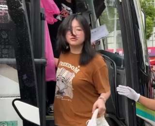 “金榜题名哦！” 护考民警一一祝福高考考生