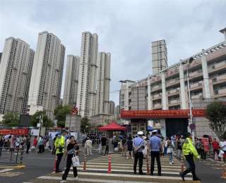 “最强应援团”为考生送暖心祝福 妹妹身穿“金榜题名”衣服为哥哥加油