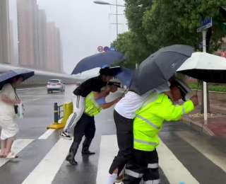 积水没过脚踝，蔡甸辅警四人蹲身背驮考生