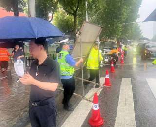 暴雨倾盆，江岸公安民警温情守护高考考点