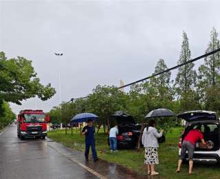 武汉消防护航高考：雨中快速解救老师的受困车辆
