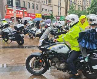 考生雨天打不到车，洪山交警暖心护送