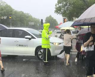 雨中护考显担当，2025年高考期间车谷交警暖心护航