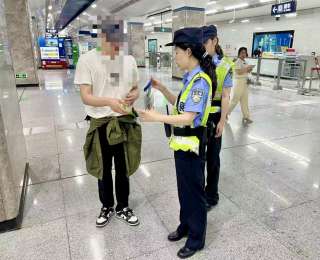 大意考生遗失身份证、准考证，轨道民警多方查询找到失主