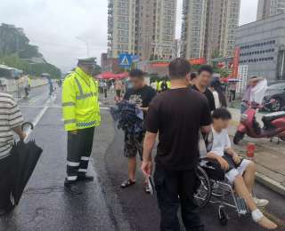 特殊的通行证：警方为受伤考生开启绿色通道