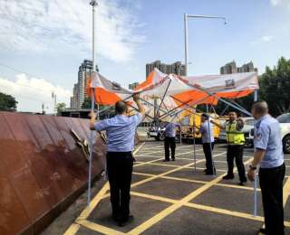 车谷交警大雨中护航高考，暖心服务获家长点赞
