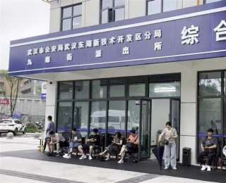 暴雨来袭，别怕！派出所大门敞开，民警搬来凳子，考生家长集中休息