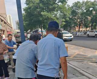 暖心救助显担当，武汉经开区沌口街道执法人员及时救助摔倒老人