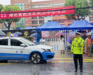 “你不用送我，因为有更多考生需要人民警察”