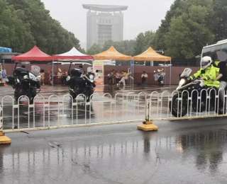 家长在高架桥上报警求助，车谷交警3分钟将高考考生送至考场