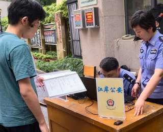 高考3天，武汉江岸“云上快证”现场办证16件