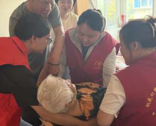 社区迅速响应解困境，紧急求助暖民心