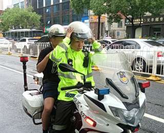 距离开考仅剩22分钟，考生打车遇拥堵，汉警快骑一路疾驰护送