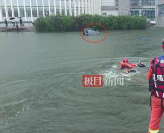 男子乘网约车面试，被女司机连人带车送进湖里，男子上岸喊道“我要面试”，消防员一边救人一边举着接单手机