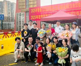 高考结束了，他给同学们加了一堂课