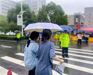 暴雨中合力推车！蔡甸公安争分夺秒护航考生