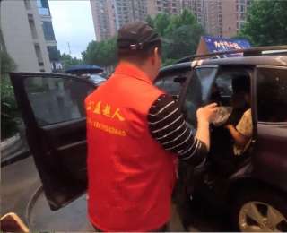 黄陂公益超人连续7年爱心送考