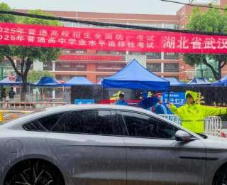 大雨中为考生拉车门、撑雨伞、急办证，武昌公安民警全力守护高考