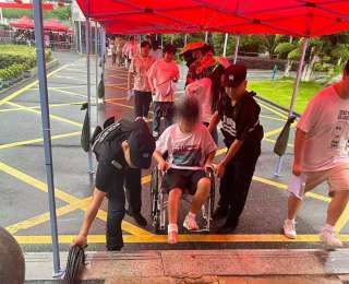 江夏民警暖心服务，高考三天接力护送骨折考生进出考场