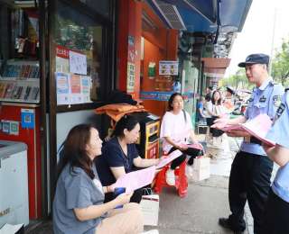 黄陂公安把反诈课堂搬到考场外，为陪考家长送上一份防骗指南