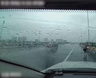 暴雨中女子被困在高速公路上，手机也没电了！民警紧急赶来