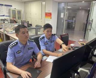 放在床头充电的手机被盗，民警根据这个反常动作锁定嫌疑人