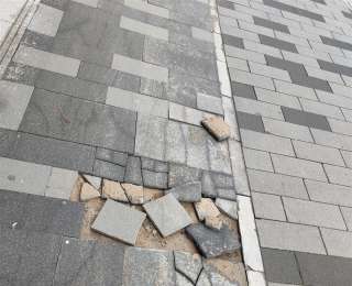 极目帮办丨地面破损坑洼致居民出行不便，相关部门承诺本周日前修复完毕