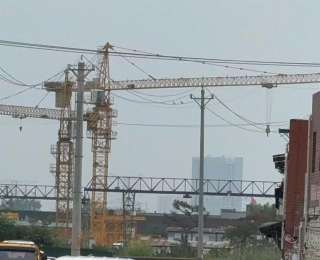 长江新区一路段积水成“河”，车辆抛锚市民绕路上下班