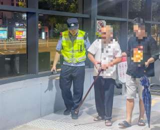 七旬老人迷失地铁站，轨道民辅警助其平安回家