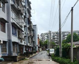 门前道路年久失修破损严重，周边居民苦不堪言急盼解决