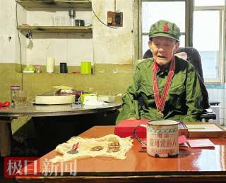 70多年前他藏下一块小秘密，百岁时拿出来成了一生的骄傲
