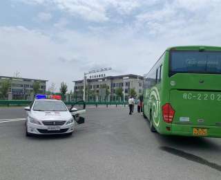 旅游大巴车上女乘客突然昏迷！武汉高速交警紧急救助