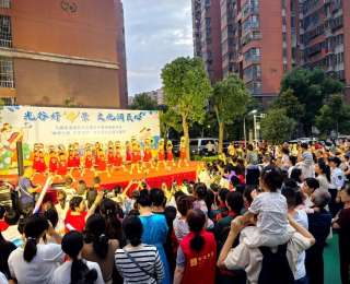 享受文化盛宴和便民服务的居民，积极为社区慈善基金献爱心