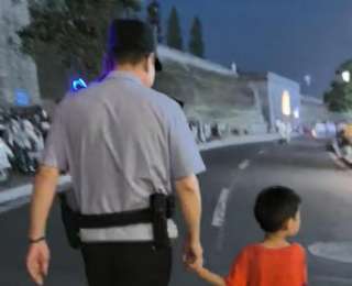 五岁萌娃走失不慌张，淡定牵着警察叔叔“逛gai”找爸妈